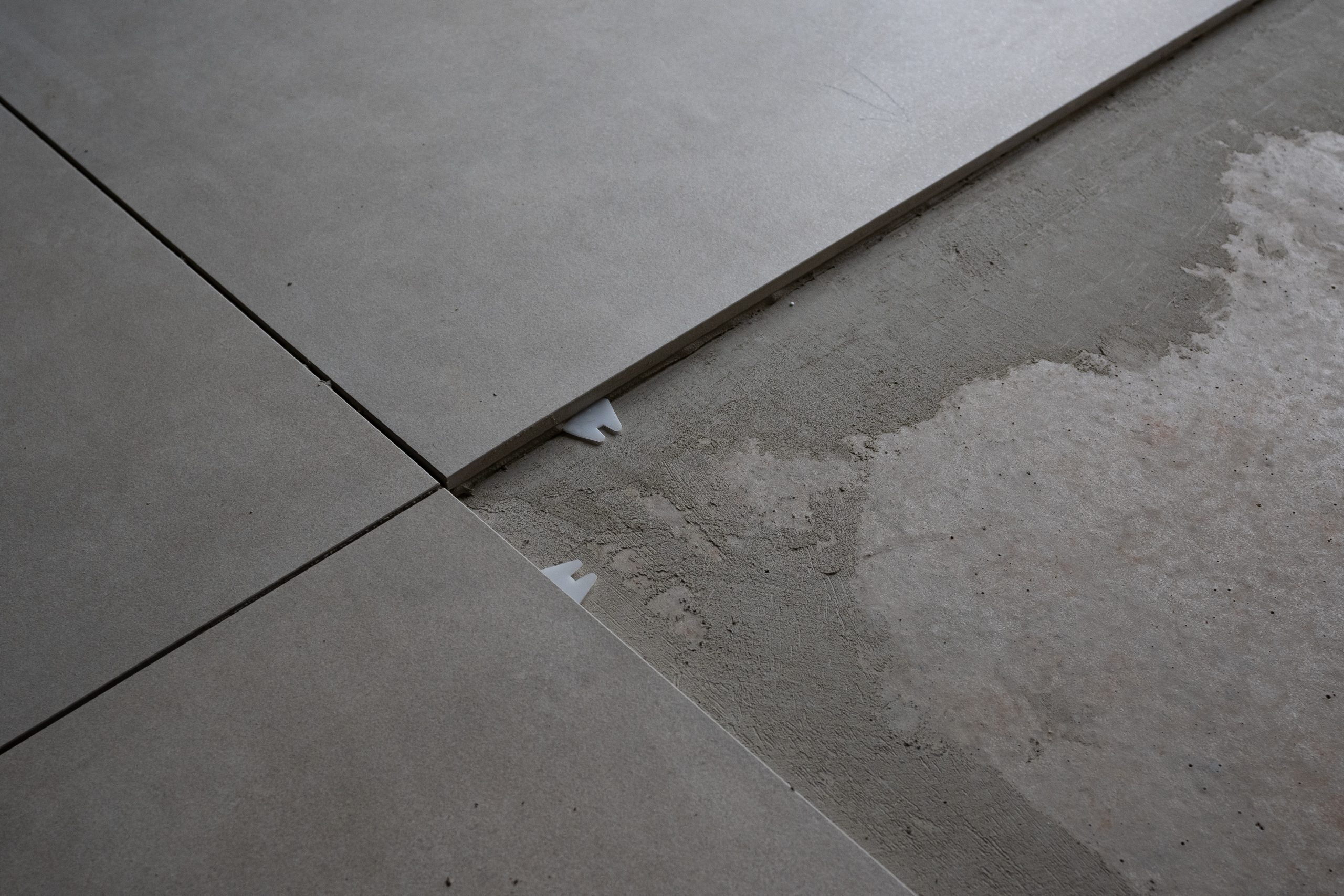 Neu verlegte Fliesen, Fliesenleger, Handwerker, Handwerk. Boden